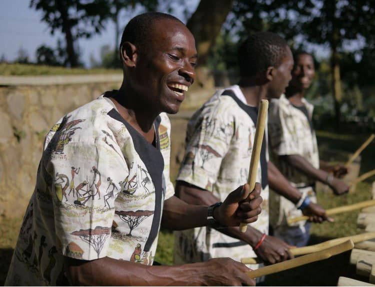 O hudbe, amadinde a Ugande