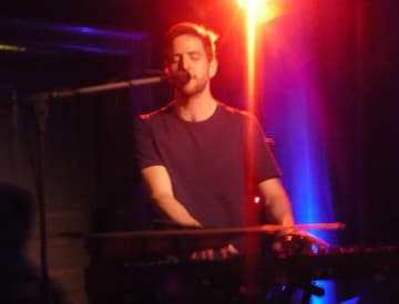 Owen Pallett zhypnotizoval košické publikum husľami, synthpopom a úprimnosťou