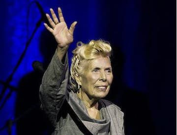 Joni Mitchell zostáva v nemocnici, jej stav sa však zlepšuje