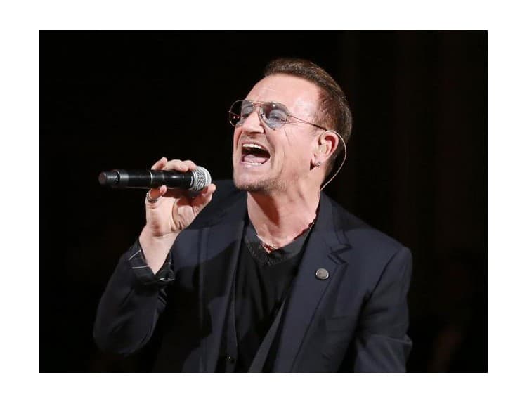 Bono ani päť mesiacov po páde z bicykla nemôže hrať na gitare