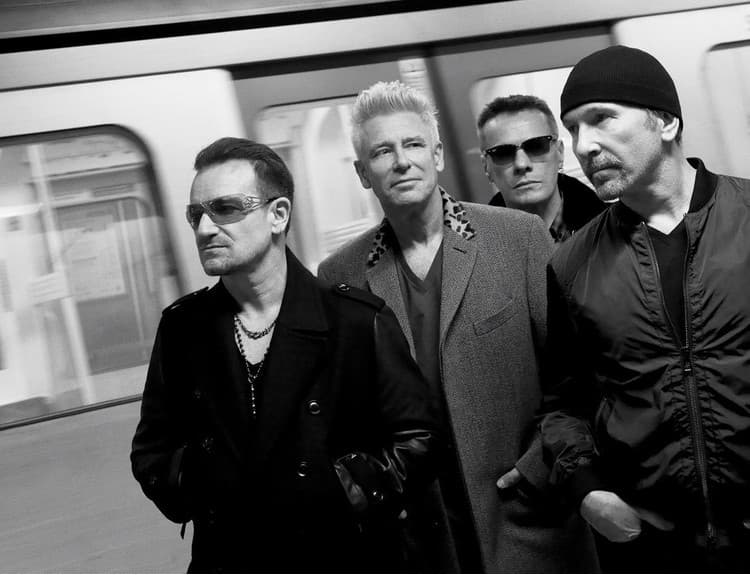 U2 na piatkovom koncerte vzdali hold B. B. Kingovi