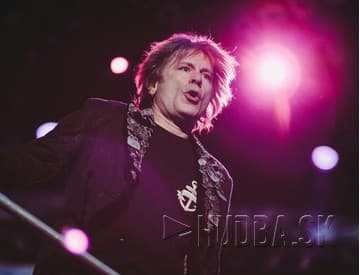 Bruce Dickinson z Iron Maiden sa vyliečil z rakoviny