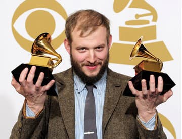 Bon Iver sa vracia na scénu, nahráva nové skladby