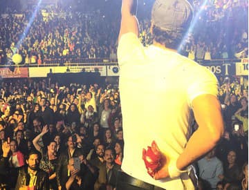 Enrique Iglesias si na koncerte porezal prsty o letiaci dron 