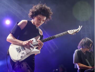 St. Vincent sa zranila pri páde z reproduktoru, zachránil ju SBS-kár