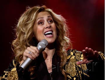 Lara Fabian nepotrebuje šou. Bratislavu si opäť získala spevom a srdečnosťou Lara Fabian nepotrebuje šou. Bratislavu si opäť získala spevom a srdečnosťou