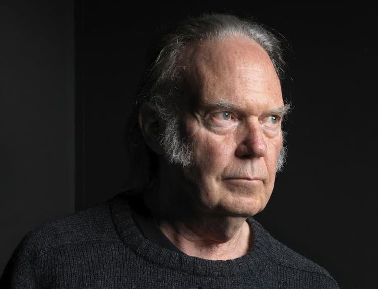Neil Young zverejnil koncertný videoklip k novinke Wolf Moon