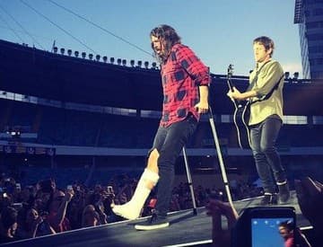 Foo Fighters zrušili dva koncerty, lekár nariadil Grohlovi odpočinok Foo Fighters zrušili dva koncerty, lekár nariadil Grohlovi odpočinok