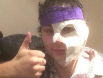 Gitarista 5 Seconds of Summer kvôli pyrotechnike utrpel popáleniny na hlave