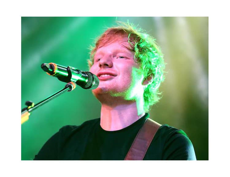 VIDEO: Ed Sheeran si v nákupnom centre zaspieval s 13-ročnou fanúšičkou
