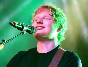 VIDEO: Ed Sheeran si v nákupnom centre zaspieval s 13-ročnou fanúšičkou