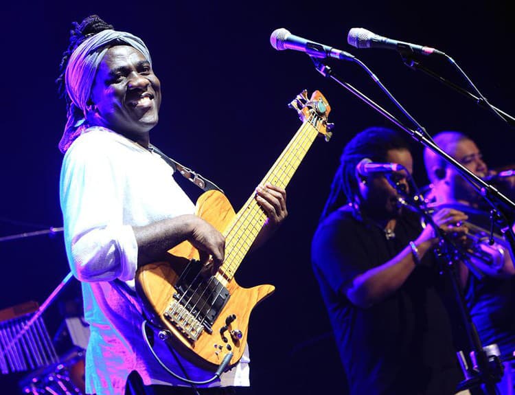 Brilantný Richard Bona zavŕšil kubánsko-jazzový koncert slovenskou ľudovkou