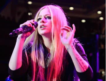 Avril Lavigne ešte stále nie je úplne zdravá