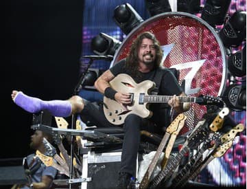 Foo Fighters oslávili 20 rokov od vydania debutu s Grohlom na tróne