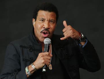 Lionel Richie po 23 rokoch dobyl britský rebríček albumov. Vďaka Glastonbury
