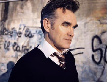Morrissey tvrdí, že ho na letisku v Kalifornii sexuálne obťažoval ochrankár Morrissey tvrdí, že ho na letisku v Kalifornii sexuálne obťažoval ochrankár