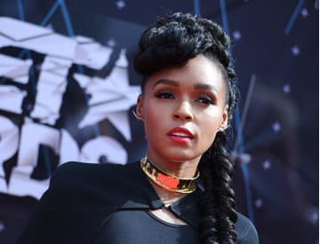 Protest Janelle Monáe proti násiliu voči černochom prerušila moderátorka