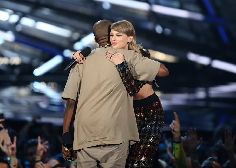 Kanye West v objatí s Taylor Swift na MTV VMA 2015