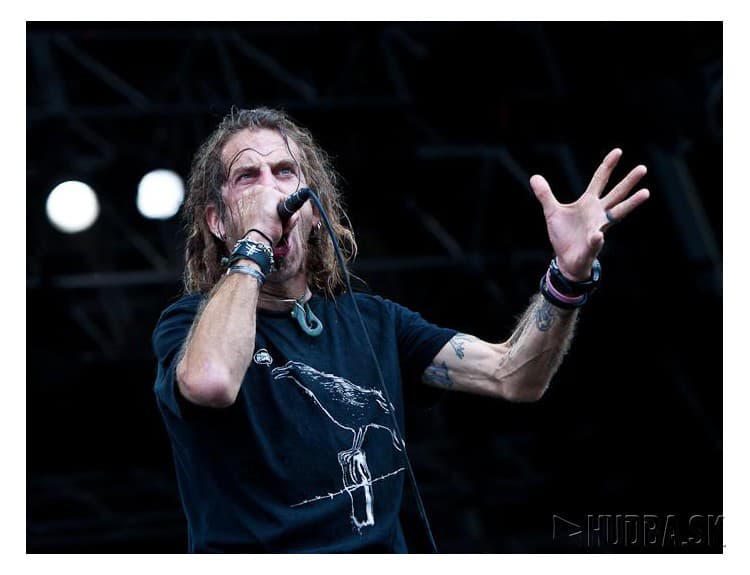 Spevák skupiny Lamb of God požaduje od Českej republiky 15 miliónov korún