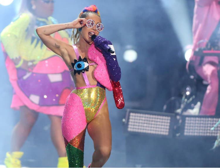 Miley Cyrus a The Flaming Lips plánujú odohrať koncert nahí