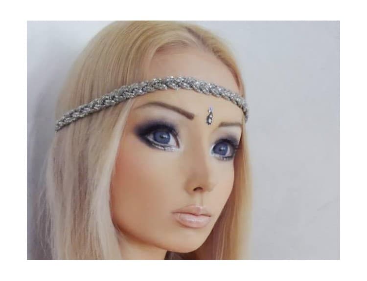Intergalaktická Eurovízia? Ľudská Barbie s hudobným debutom otvára tretie oko