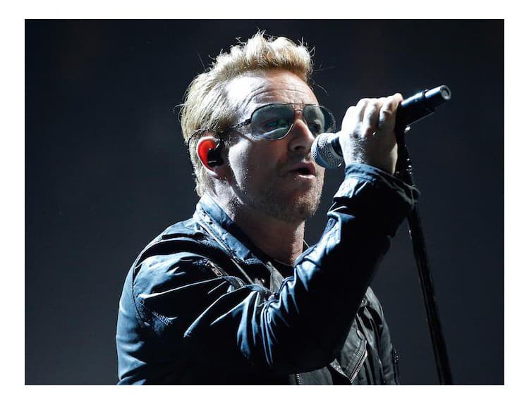 Bono si uctil obete teroristických útokov