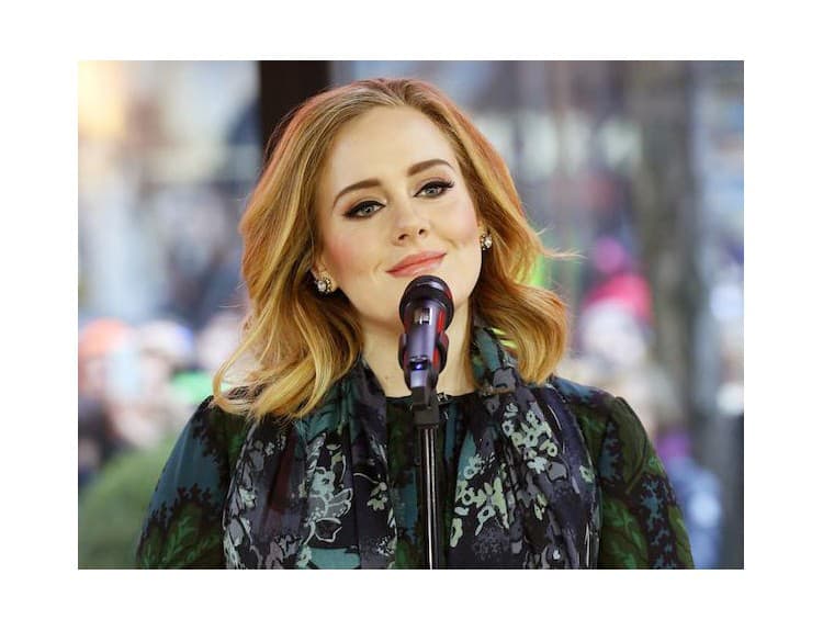 Adele vystúpi počas udeľovania BRIT Awards 2016