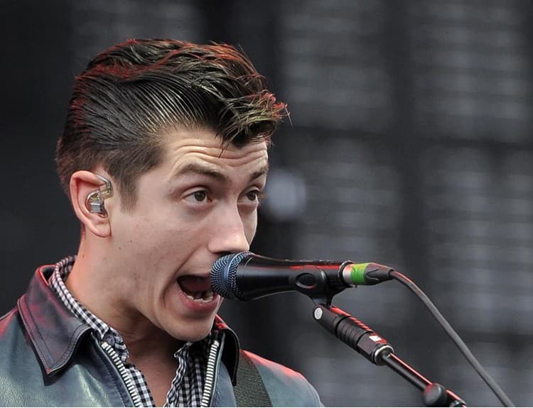 Alex Turner z Arctic Monkeys nahral pieseň od Eagles of Death Metal