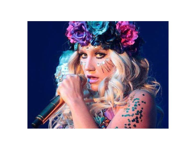 Speváčka Kesha vystúpila v sprievode novej kapely