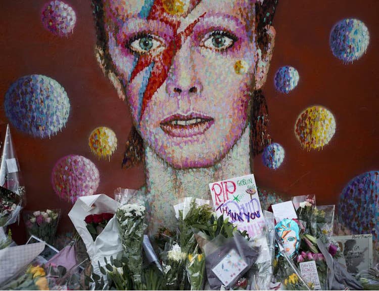 Fanúšikovia po celom svete sa lúčia s Bowiem. Pozrite si video z jeho rodiska