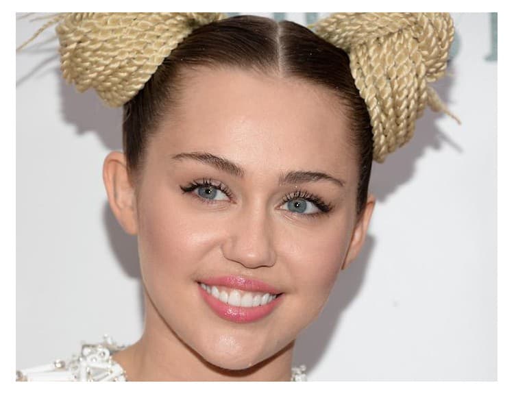 Miley Cyrus si zahrá v seriáli Woodyho Allena