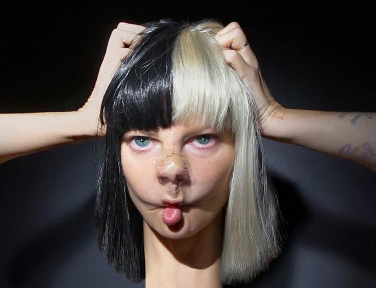 Sia vydala album This Is Acting. Vypočujte si, ako sa hrá na popové hviezdy