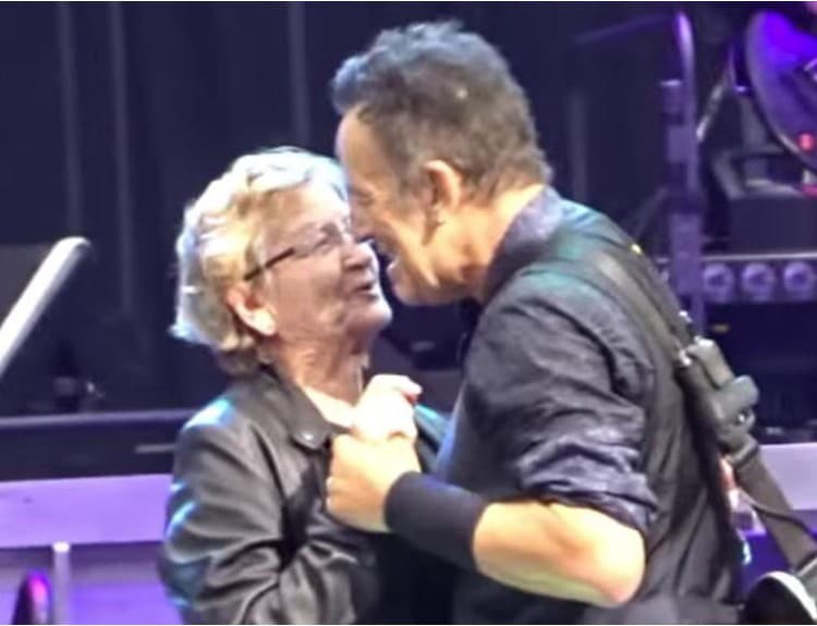 VIDEO: Babička, prečo máš také veľké oči? Tancovala som so Springsteenom! 