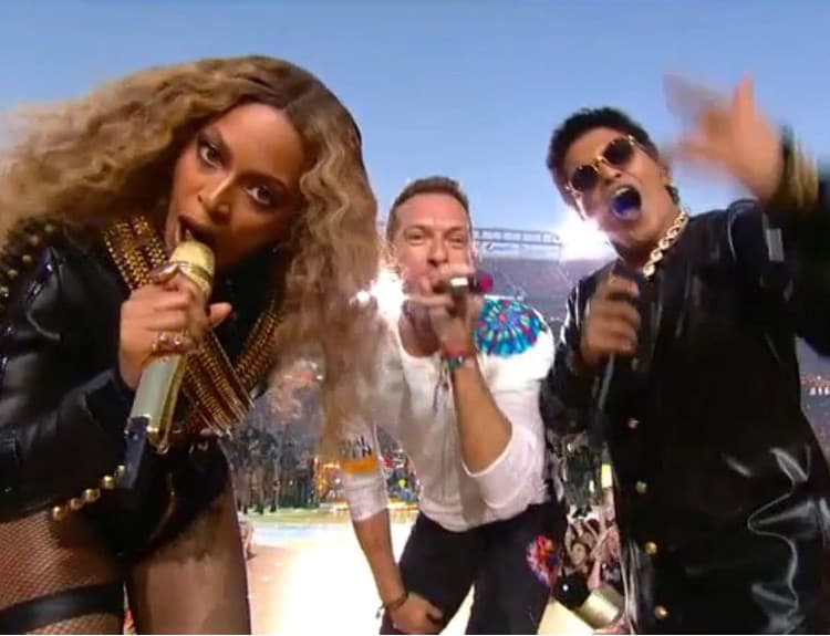 Super Bowl 2016: Coldplay sa nechali prevalcovať Beyoncé aj Brunom Marsom