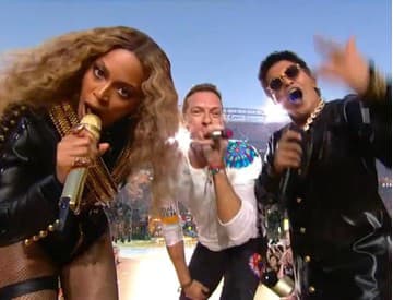 Super Bowl 2016: Coldplay sa nechali prevalcovať Beyoncé aj Brunom Marsom