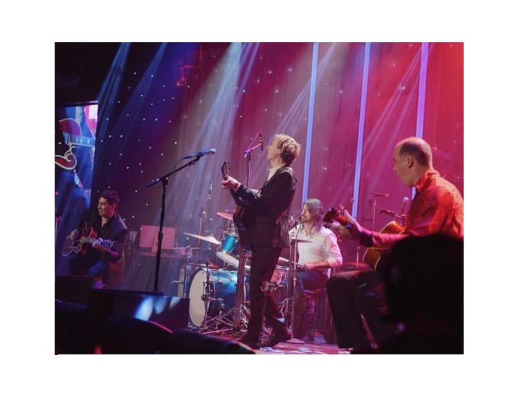 Pozrite si, ako si Beck a exčlenovia Nirvany pred Grammy uctili Davida Bowieho 