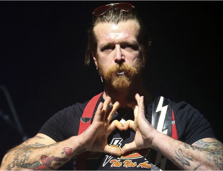 Eagles of Death Metal sa vrátili do Paríža, dokončili koncert prerušený teroristami