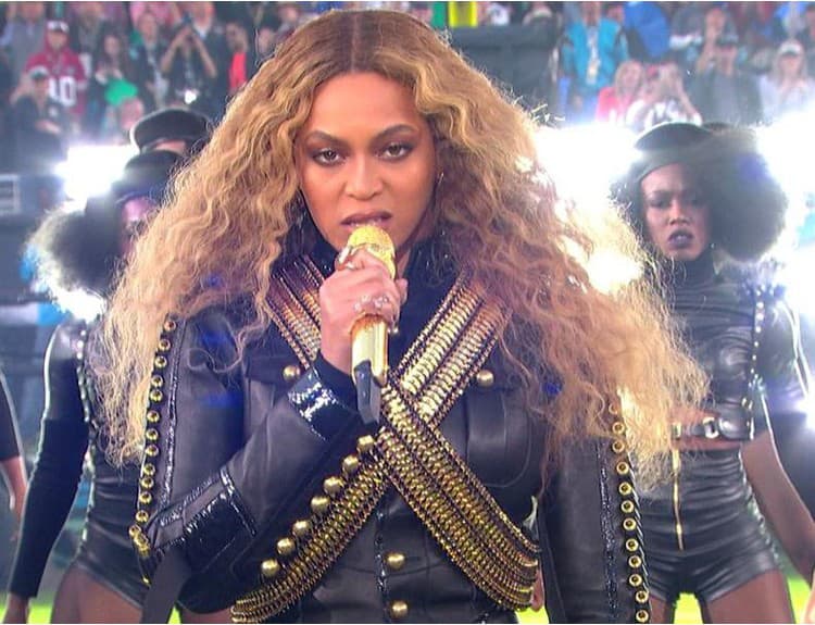 Na protest proti Beyoncé prišli iba traja ľudia, podporili ju desiatky 