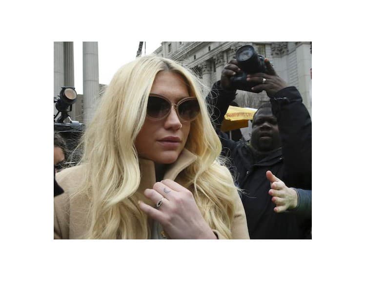Kesha na súde s producentom neuspela, Taylor Swift jej dala 250-tisíc dolárov