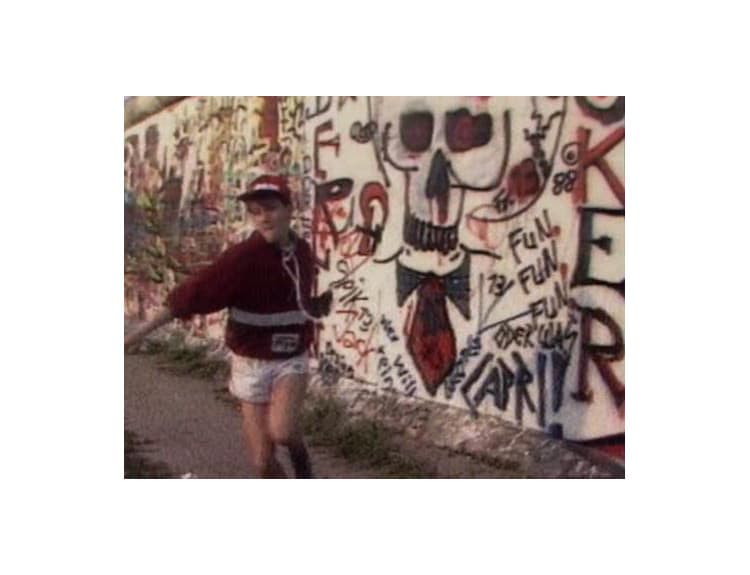 Pád Berlínskeho múru aj pankáčov uvidíte v klipe Singularity od New Order 