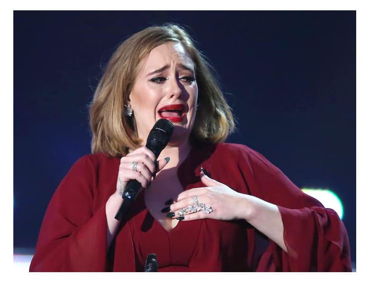 BRIT Awards 2016: Dominancia uplakanej Adele aj najlepšia pocta Bowiemu