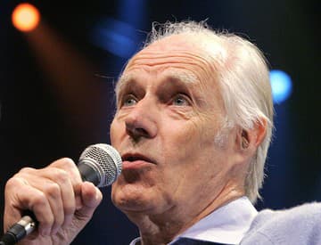 Zomrel "piaty člen" The Beatles, legendárny producent George Martin