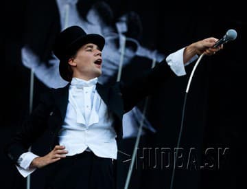 Líder kapely The Hives sa ponúkol na miesto frontmana AC/DC
