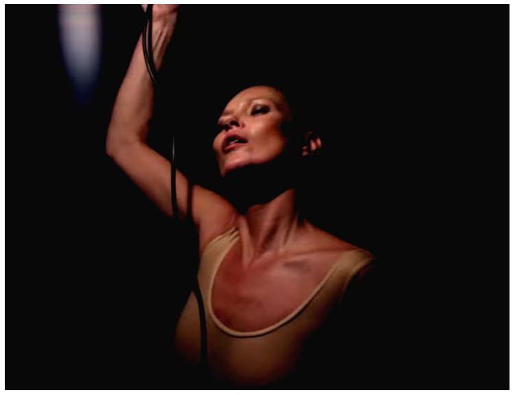 VIDEO: Kate Moss sa v novom klipe Massive Attack zvodne vlní v polotme 