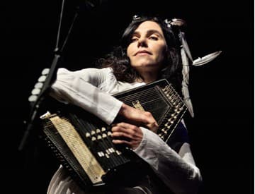 PJ Harvey ukázala "komunitu nádeje": Pozrite si jej videoklip z Washingtonu