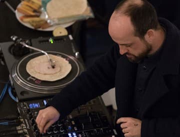 Platne zo syra, baklažánu či šunky? Matthew Herbert odohral "jedlý set" 