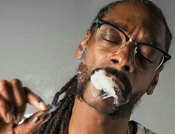 Môže za to marihuana? Snoop Dogg sa namiesto Bogoty "ocitol" v Rumunsku 