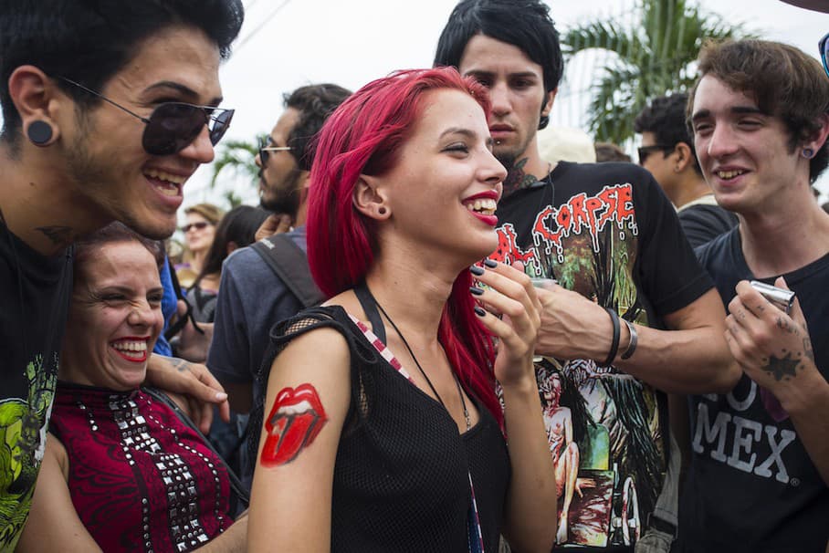fanúšikovia pred koncertom Rolling Stones na Kube