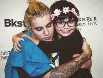 Justin Bieber zrušil stretnutia s fanúšikmi, za tisíce dolárov sa fotia s maketou