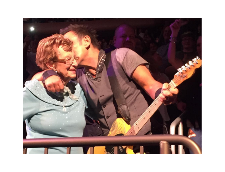 VIDEO: Springsteen na koncerte vyzvŕtal svoju mamu, naučil ju aj twerkovať 